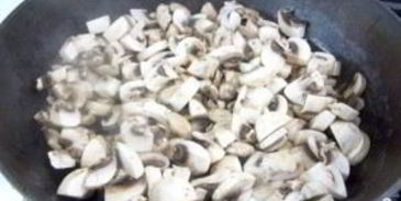 жареные грибы с баклажанами