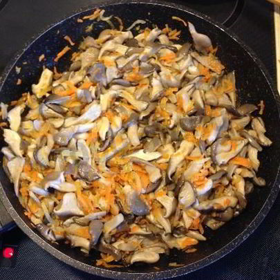 Жареные вешенки с морковью