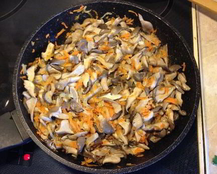 Жареные вешенки с морковью