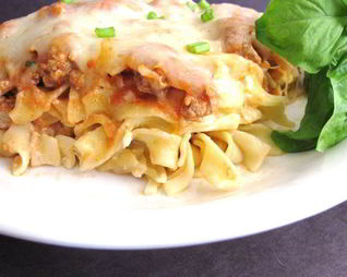 Гуляш из фарша индейки с лапшой