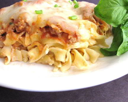 Гуляш из фарша индейки с лапшой