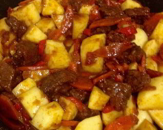 Гуляш из говядины с картофелем