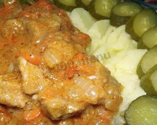 Гуляш из грудки с подливкой