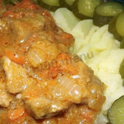 Гуляш из грудки с подливкой