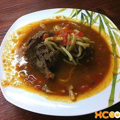 Гуляш из гуся в казане на природе