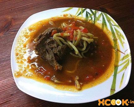 Гуляш из гуся в казане на природе