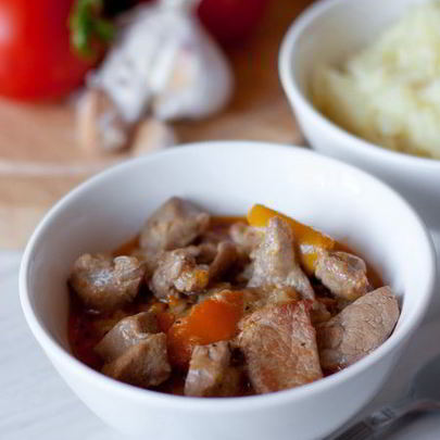 Гуляш из индейки по-испански