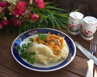 Гуляш из индейки с картошкой