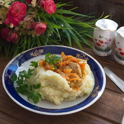 Гуляш из индейки с картошкой