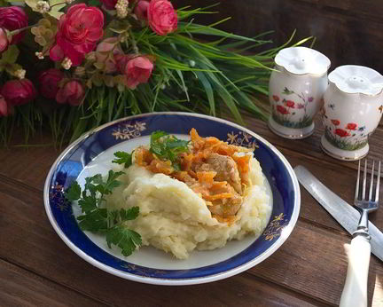 Гуляш из индейки с картошкой