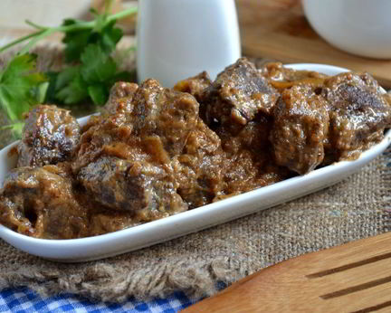 Гуляш из печени со сметаной