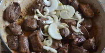 гуляш из печени со сметаной