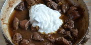 гуляш из печени со сметаной