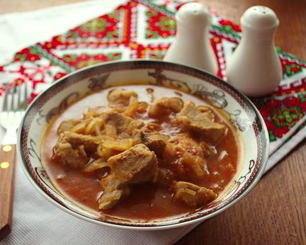 Гуляш из свинины с овощами