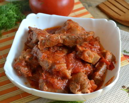 Гуляш из свинины с подливкой