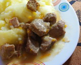 Гуляш из свинины в мультиварке-скороварке