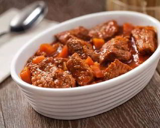 Гуляш с красным вином