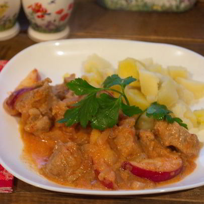 Гуляш с яблоком