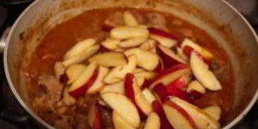 гуляш с яблоком