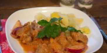 гуляш с яблоком