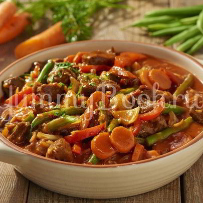 Гуляш с зеленой фасолью и овощами