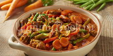 гуляш с зеленой фасолью и овощами