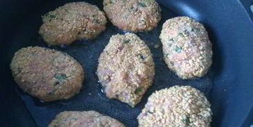 котлетки из лосося с томатным соусом