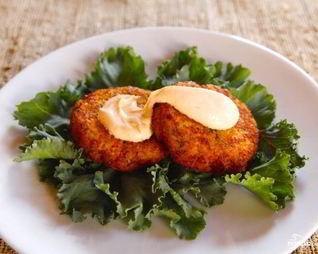 Котлеты из лосося с луком