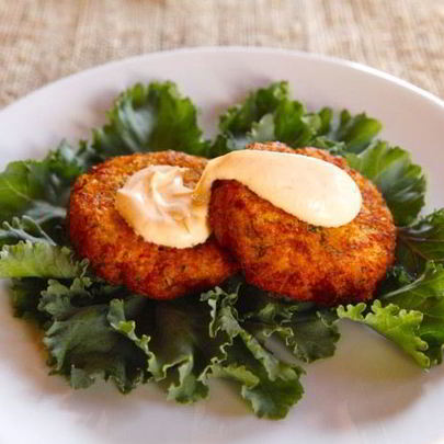 Котлеты из лосося с луком
