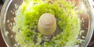 котлеты из лосося с луком