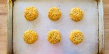 котлеты из лосося с луком