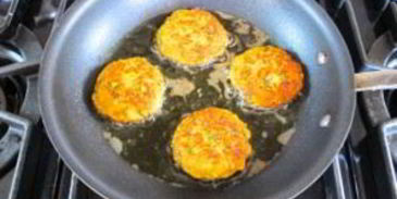 котлеты из лосося с луком