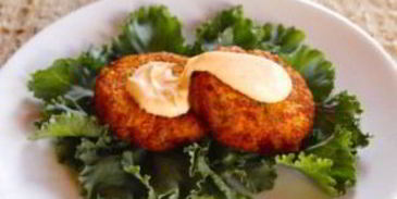 котлеты из лосося с луком