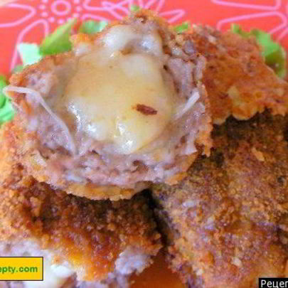 Котлеты из трех видов мяса с сыром и чесноком