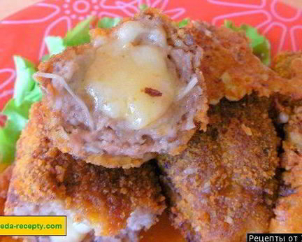 Котлеты из трех видов мяса с сыром и чесноком