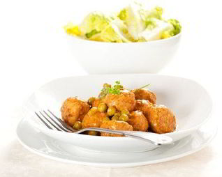 Куриные котлетки в винном соусе с грибами и горошком