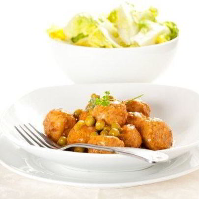 Куриные котлетки в винном соусе с грибами и горошком