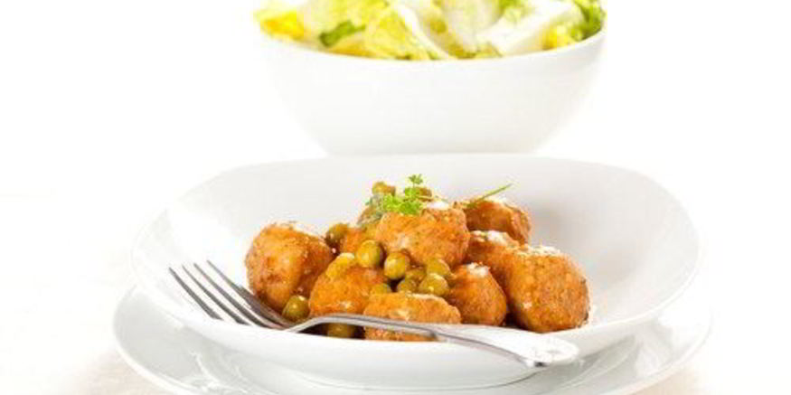 Рецепт куриных котлеток в винном соусе с грибами и горошком