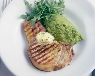 Свиные котлеты с морской солью, чесночным маслом и бобами