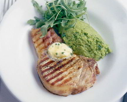 Свиные котлеты с морской солью, чесночным маслом и бобами