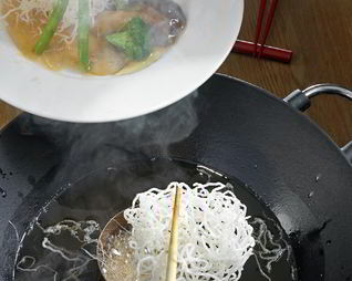 Лапша с брокколи и белыми грибами