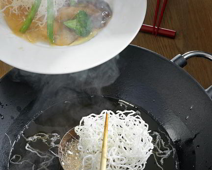 Лапша с брокколи и белыми грибами