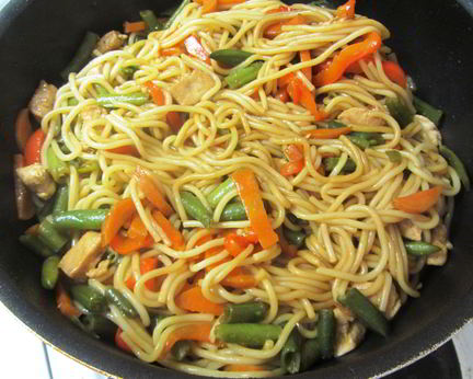 Лапша с овощами и соевым соусом