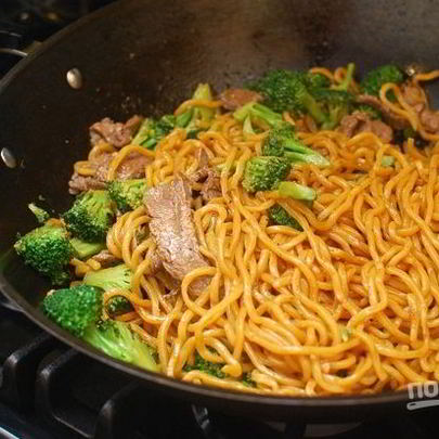 Лапша с мясом и брокколи