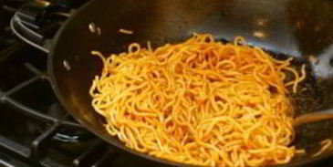 лапша с мясом и брокколи