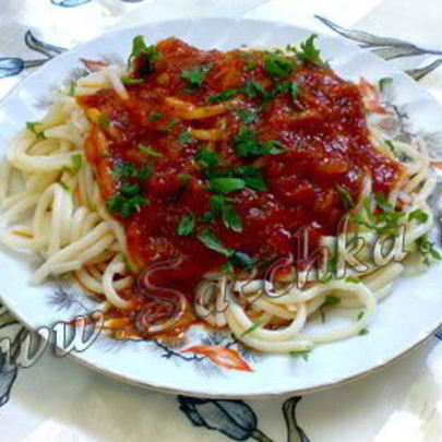 Лапша с помидорами и сыром