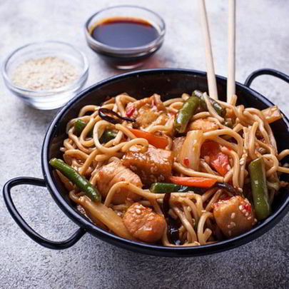 Лапша удон с курицей и овощами в соусе терияки