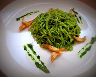 Лапша в зеленом шпинатном соусе