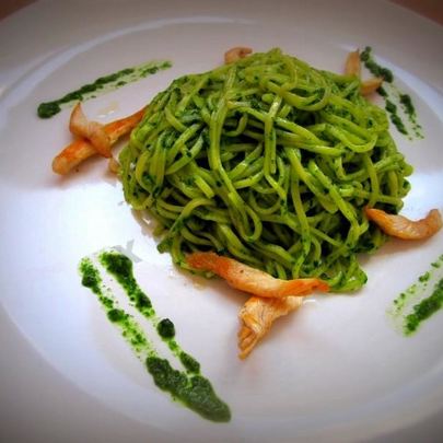 Лапша в зеленом шпинатном соусе