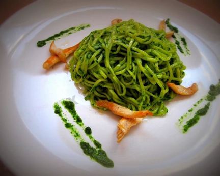 Лапша в зеленом шпинатном соусе